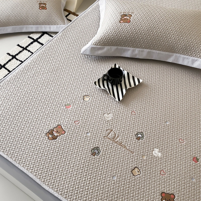 91家纺网 家纺一手货源 找家纺 由有家居 2025新款新品A类PE高凉感分子进口刺绣豆豆凉席三件套 欢乐颂