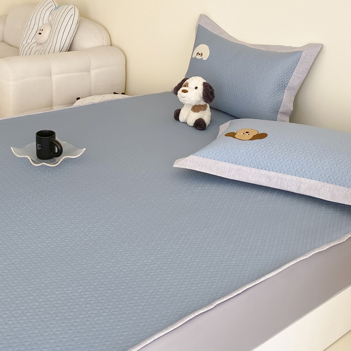 91家纺网 家纺一手货源 找家纺 由有家居 2025新款原创新品A类PE高凉感分子卡通毛巾绣豆豆凉席三件套 三个伙伴