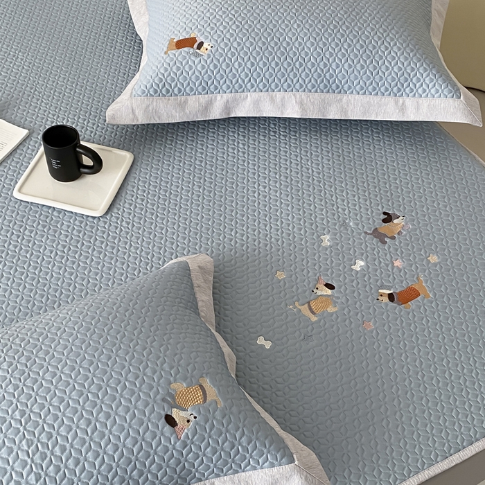 91家纺网 家纺一手货源 找家纺 由有家居 2025新款新品A类PE高凉感分子进口刺绣豆豆凉席三件套 汪汪聚会