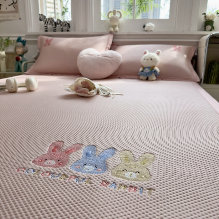 91家纺网 家纺一手货源 找家纺 席世家2025新款满天星绣花豆豆席 长耳兔