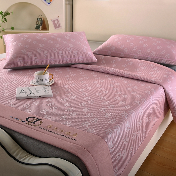 91家纺网 家纺一手货源 找家纺 法莱妮 2025夏季新款A类真凉感丝提花加厚三明治冰豆豆凉席-叶韵系列  叶韵-粉