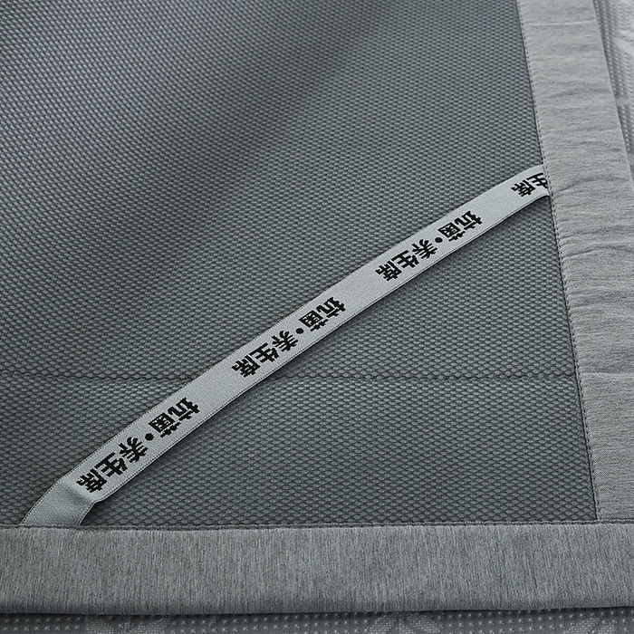 91家纺网 家纺一手货源 找家纺 法莱妮 2025夏季新款A类真凉感丝提花加厚三明治冰豆豆凉席-叶韵系列  叶韵-深灰