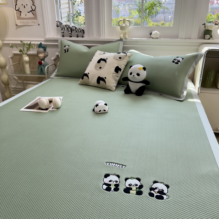 91家纺网 家纺一手货源 找家纺 席世家2025新款满天星绣花豆豆席 嗨皮熊猫