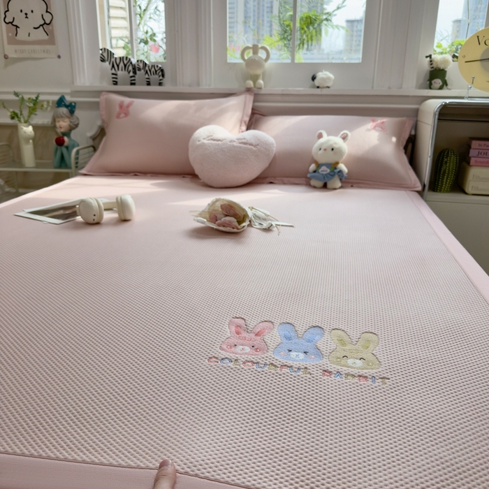 91家纺网 家纺一手货源 找家纺 席世家2025新款满天星绣花豆豆席 长耳兔