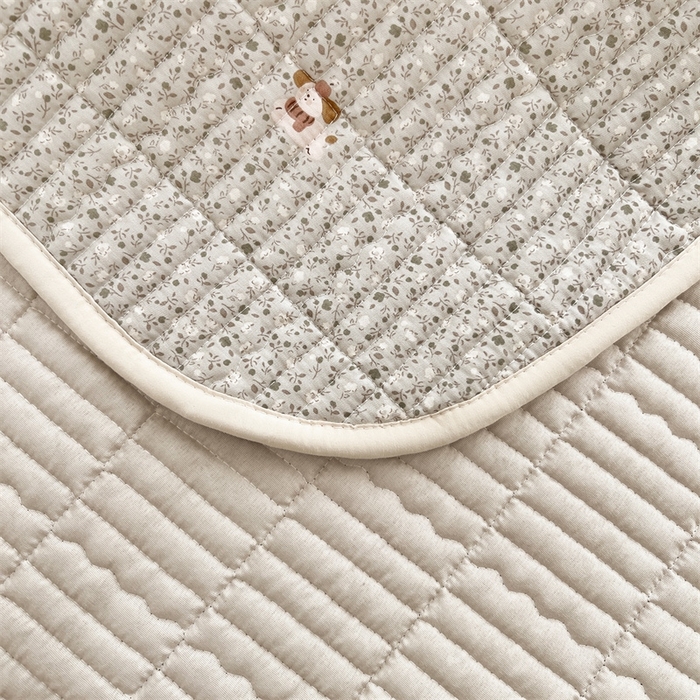 91家纺网 家纺一手货源 找家纺 恒爱 2025新款全棉印花单床盖 小女孩-浅咖