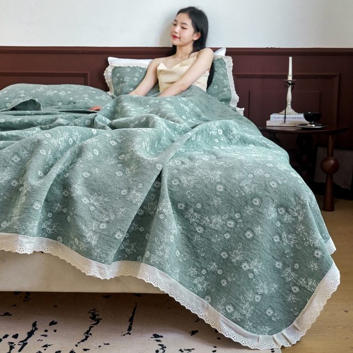 91家纺网 家纺一手货源 找家纺 棠薇家纺2025新款花边款全棉三层细纱色织提花毛巾被夏被空调被毛巾毯 花边春意绿