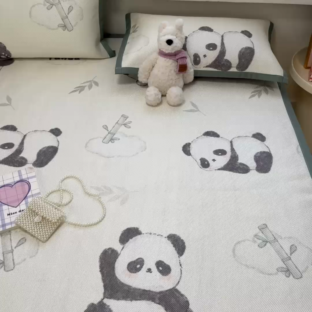 91家纺网 家纺一手货源 找家纺 慕澄家纺 2025新款小清新印花真冰藤系列凉席床席款 床席-熊猫戏竹