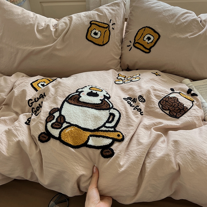 91家纺网 家纺一手货源 找家纺 曼谷家纺 2025新款软糯毛巾绣水洗棉四件套 香浓可可-奶咖