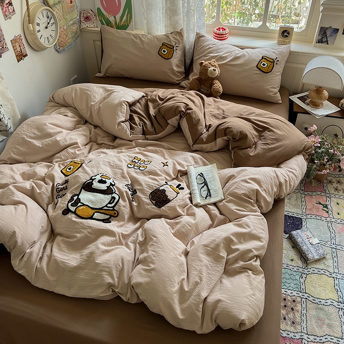 91家纺网 家纺一手货源 找家纺 曼谷家纺 2025新款软糯毛巾绣水洗棉四件套 香浓可可-奶咖