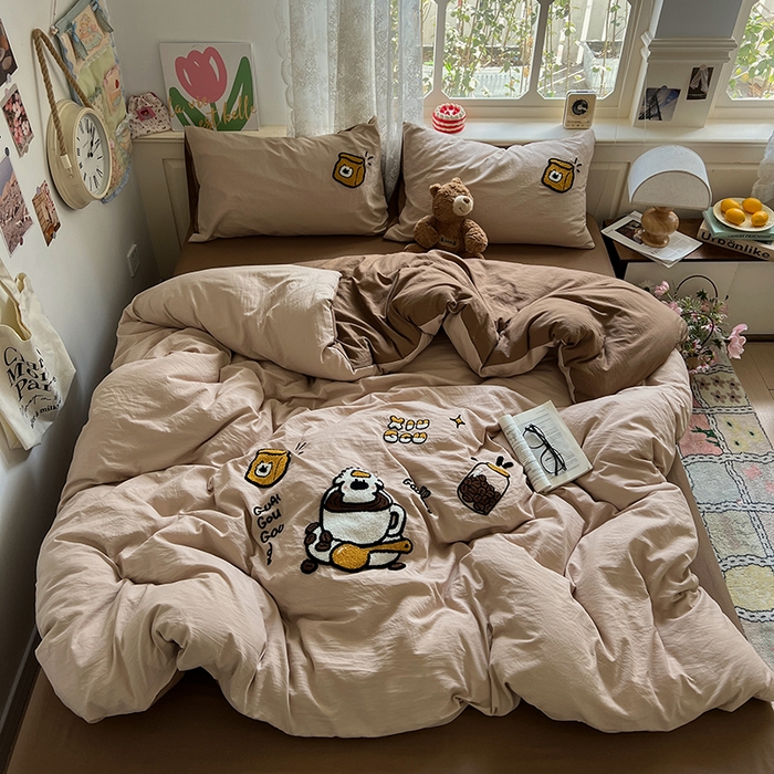 91家纺网 家纺一手货源 找家纺 曼谷家纺 2025新款软糯毛巾绣水洗棉四件套 香浓可可-奶咖