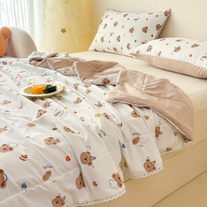 91家纺网 家纺一手货源 找家纺  （提供买家秀 爆款花型 不断货）2025新款水洗棉亲肤舒适印花夏被、夏被四件套 爱心熊