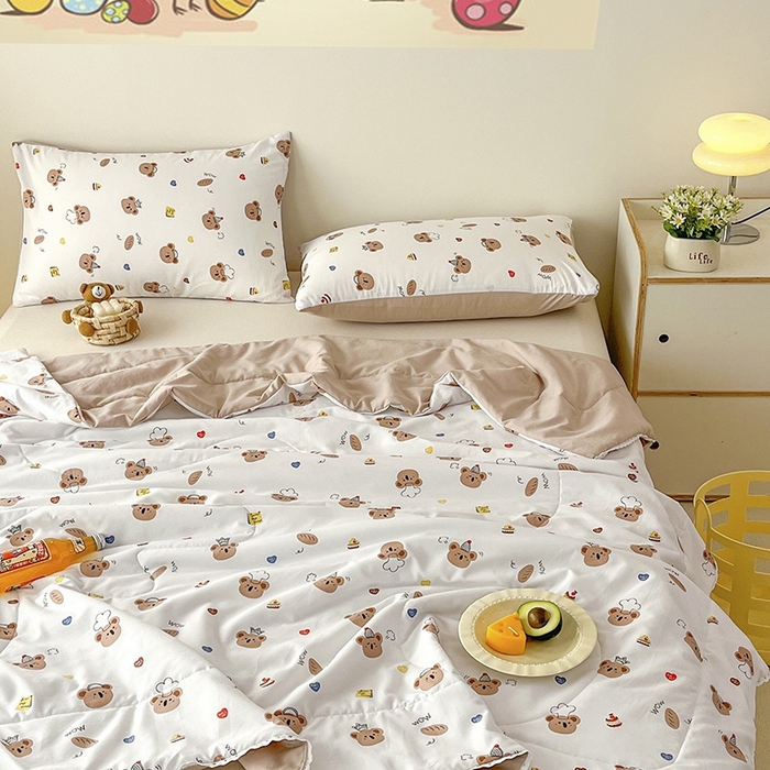 91家纺网 家纺一手货源 找家纺  （提供买家秀 爆款花型 不断货）2025新款水洗棉亲肤舒适印花夏被、夏被四件套 爱心熊