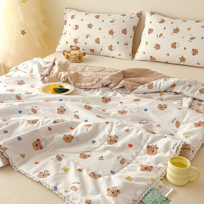 91家纺网 家纺一手货源 找家纺  （提供买家秀 爆款花型 不断货）2025新款水洗棉亲肤舒适印花夏被、夏被四件套 爱心熊