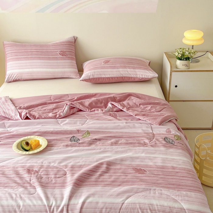 91家纺网 家纺一手货源 找家纺  （提供买家秀 爆款花型 不断货）2025新款水洗棉亲肤舒适印花夏被、夏被四件套 枫叶红