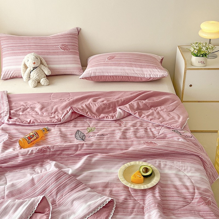 91家纺网 家纺一手货源 找家纺  （提供买家秀 爆款花型 不断货）2025新款水洗棉亲肤舒适印花夏被、夏被四件套 枫叶红