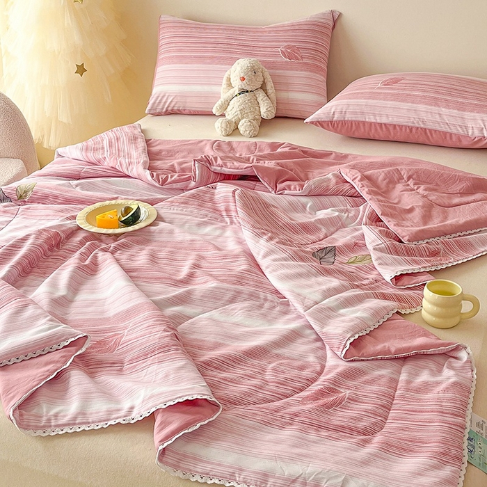 91家纺网 家纺一手货源 找家纺  （提供买家秀 爆款花型 不断货）2025新款水洗棉亲肤舒适印花夏被、夏被四件套 枫叶红