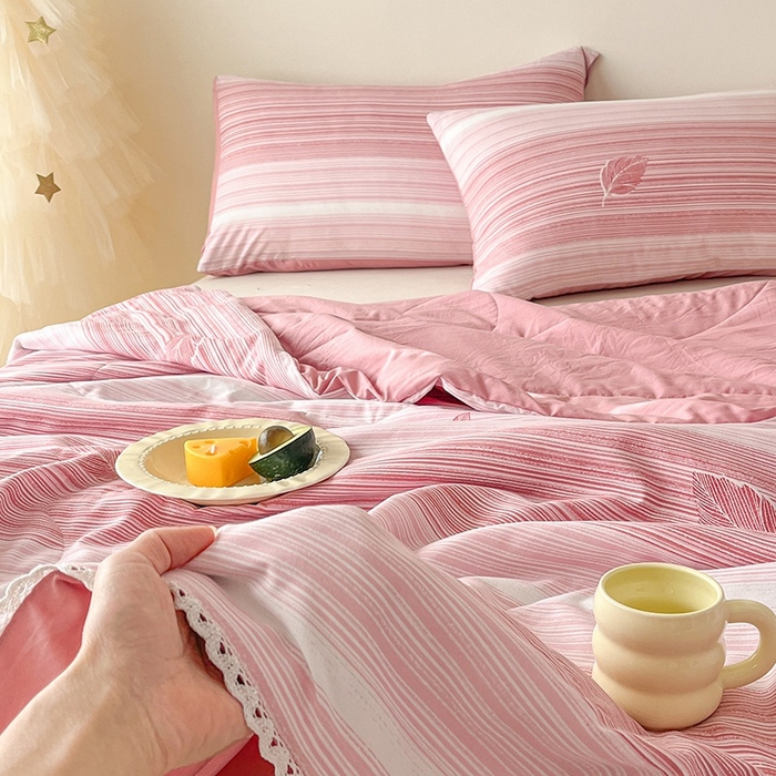 91家纺网 家纺一手货源 找家纺  （提供买家秀 爆款花型 不断货）2025新款水洗棉亲肤舒适印花夏被、夏被四件套 枫叶红