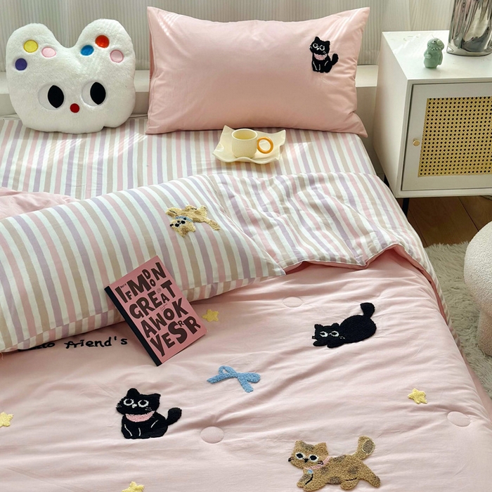 91家纺网 家纺一手货源 找家纺 如意朵 2025新款可爱卡通全棉小清新毛巾绣夏被 猫咪家族