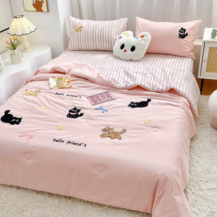 91家纺网 家纺一手货源 找家纺 如意朵 2025新款可爱卡通全棉小清新毛巾绣夏被 猫咪家族