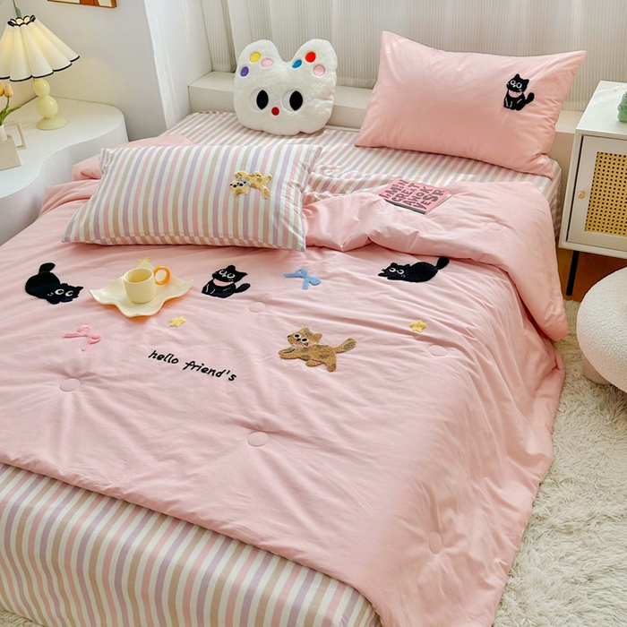 91家纺网 家纺一手货源 找家纺 如意朵 2025新款可爱卡通全棉小清新毛巾绣夏被 猫咪家族