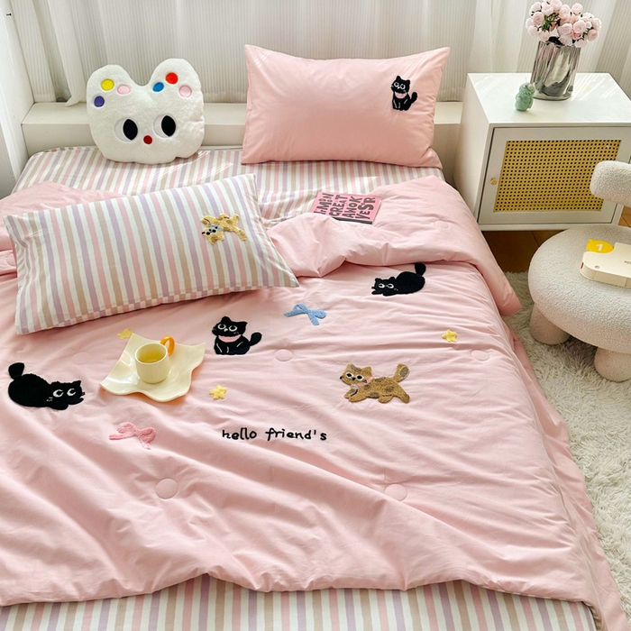 91家纺网 家纺一手货源 找家纺 如意朵 2025新款可爱卡通全棉小清新毛巾绣夏被 猫咪家族