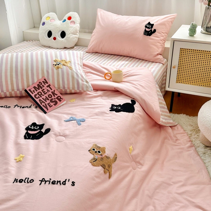 91家纺网 家纺一手货源 找家纺 如意朵 2025新款可爱卡通全棉小清新毛巾绣夏被 猫咪家族