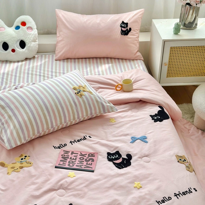 91家纺网 家纺一手货源 找家纺 如意朵 2025新款可爱卡通全棉小清新毛巾绣夏被 猫咪家族