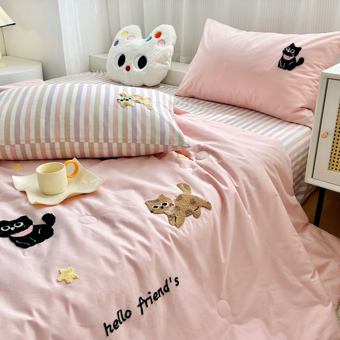 91家纺网 家纺一手货源 找家纺 如意朵 2025新款可爱卡通全棉小清新毛巾绣夏被 猫咪家族