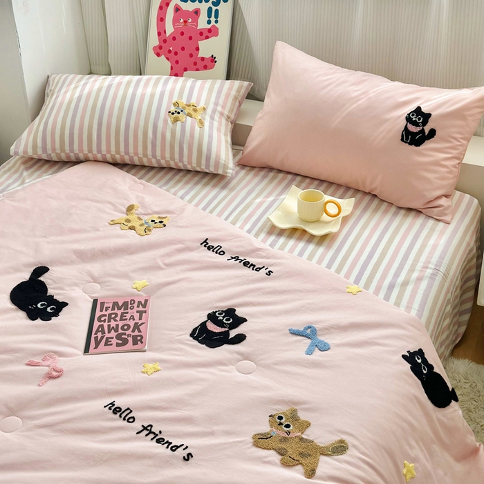 91家纺网 家纺一手货源 找家纺 如意朵 2025新款可爱卡通全棉小清新毛巾绣夏被 猫咪家族