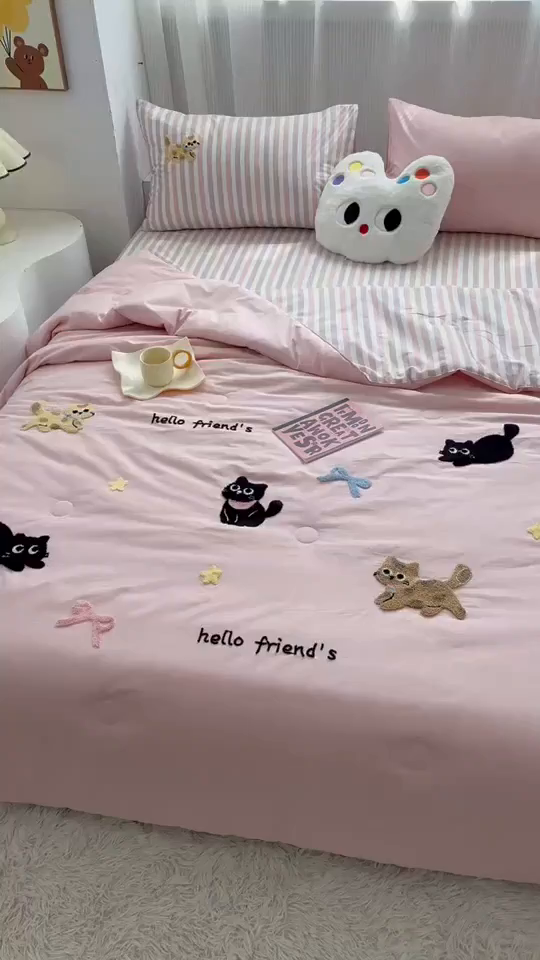 91家纺网 家纺一手货源 找家纺 如意朵 2025新款可爱卡通全棉小清新毛巾绣夏被 猫咪家族