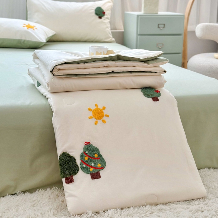 91家纺网 家纺一手货源 找家纺 如意朵 2025新款可爱卡通全棉小清新毛巾绣夏被 美好时光