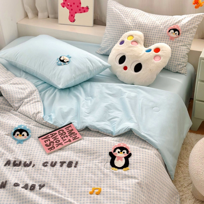 91家纺网 家纺一手货源 找家纺 如意朵 2025新款可爱卡通全棉小清新毛巾绣夏被 企鹅抱抱