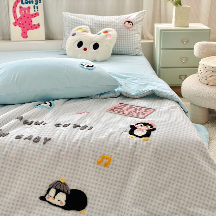 91家纺网 家纺一手货源 找家纺 如意朵 2025新款可爱卡通全棉小清新毛巾绣夏被 企鹅抱抱