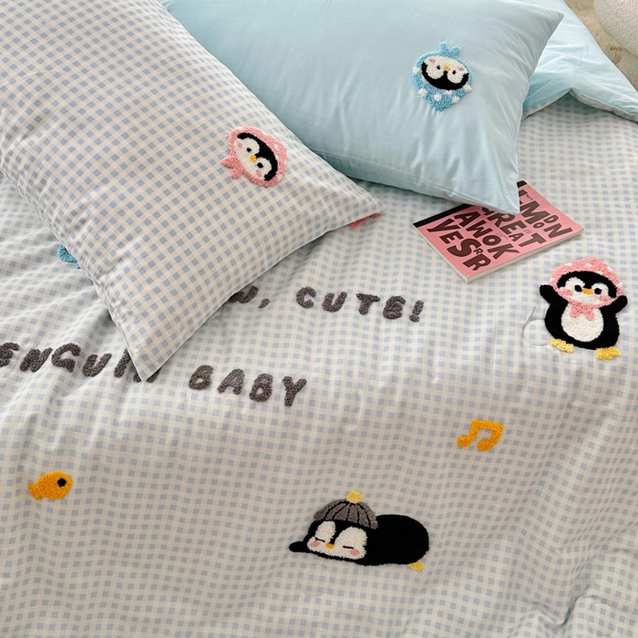 91家纺网 家纺一手货源 找家纺 如意朵 2025新款可爱卡通全棉小清新毛巾绣夏被 企鹅抱抱