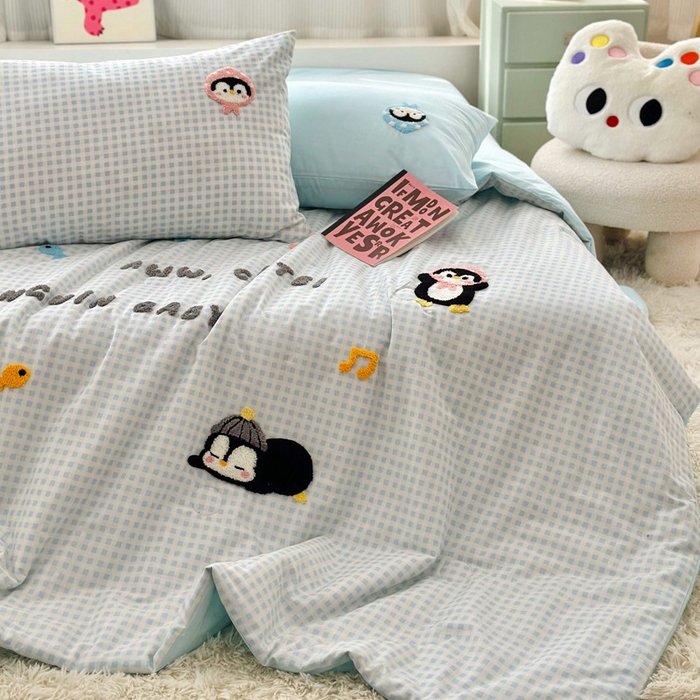 91家纺网 家纺一手货源 找家纺 如意朵 2025新款可爱卡通全棉小清新毛巾绣夏被 企鹅抱抱