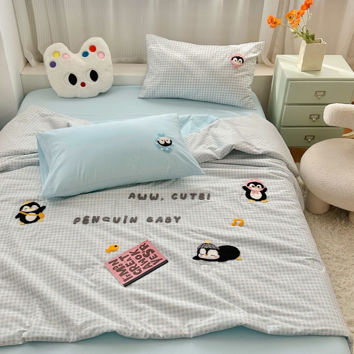 91家纺网 家纺一手货源 找家纺 如意朵 2025新款可爱卡通全棉小清新毛巾绣夏被 企鹅抱抱