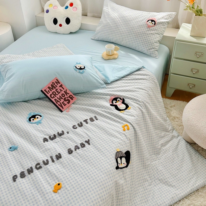 91家纺网 家纺一手货源 找家纺 如意朵 2025新款可爱卡通全棉小清新毛巾绣夏被 企鹅抱抱