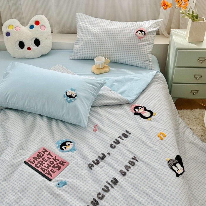 91家纺网 家纺一手货源 找家纺 如意朵 2025新款可爱卡通全棉小清新毛巾绣夏被 企鹅抱抱