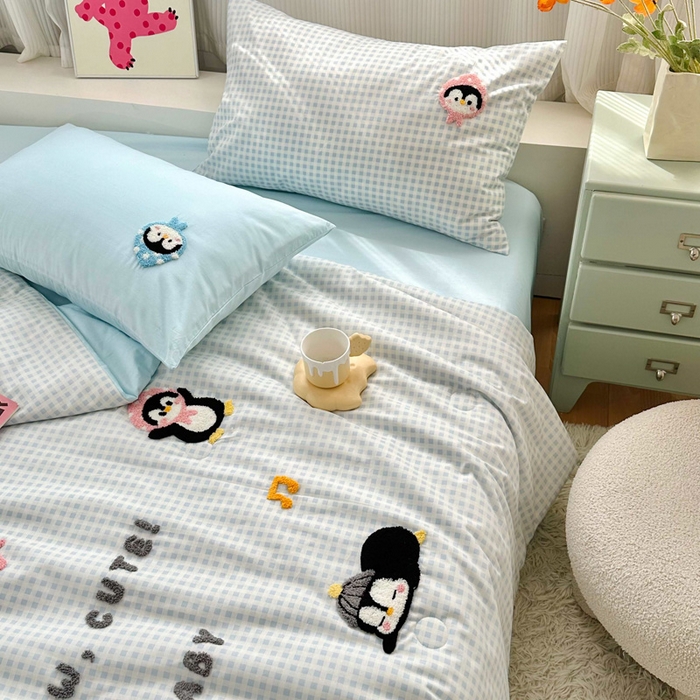 91家纺网 家纺一手货源 找家纺 如意朵 2025新款可爱卡通全棉小清新毛巾绣夏被 企鹅抱抱