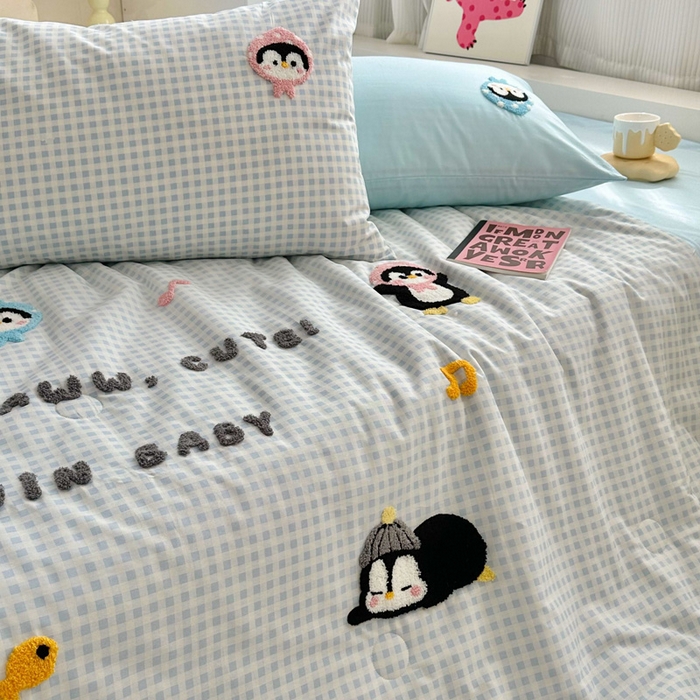 91家纺网 家纺一手货源 找家纺 如意朵 2025新款可爱卡通全棉小清新毛巾绣夏被 企鹅抱抱