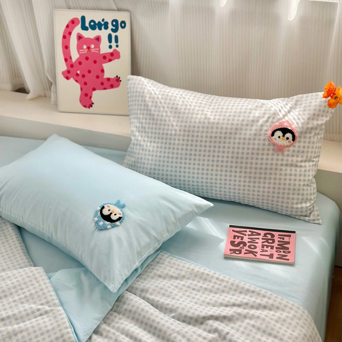 91家纺网 家纺一手货源 找家纺 如意朵 2025新款可爱卡通全棉小清新毛巾绣夏被 企鹅抱抱