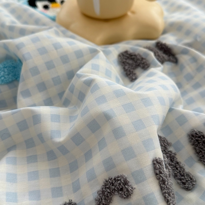 91家纺网 家纺一手货源 找家纺 如意朵 2025新款可爱卡通全棉小清新毛巾绣夏被 企鹅抱抱