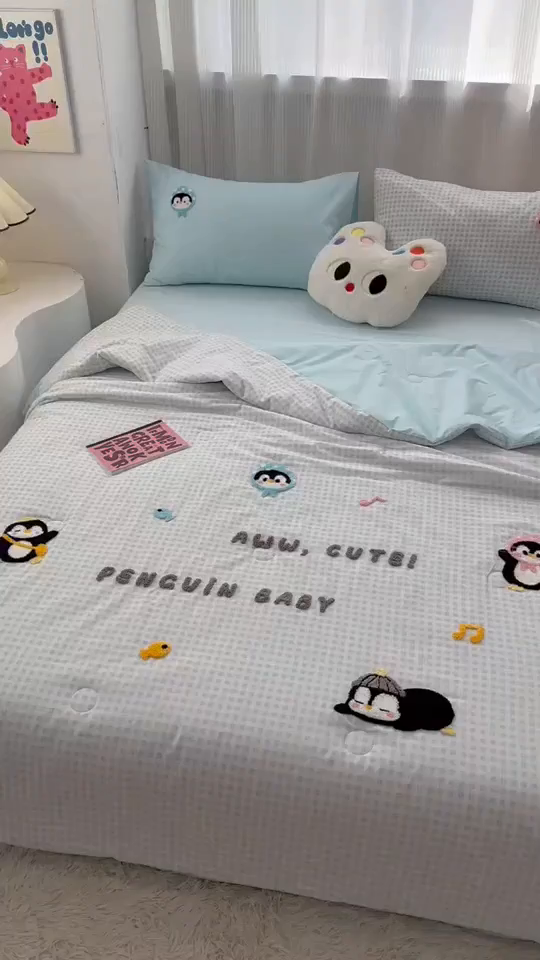91家纺网 家纺一手货源 找家纺 如意朵 2025新款可爱卡通全棉小清新毛巾绣夏被 企鹅抱抱