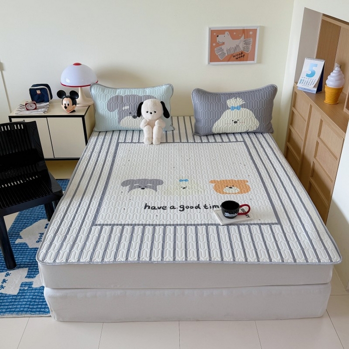 91家纺网 家纺一手货源 找家纺 顾里家纺 2025新款凉感丝数码印花ins大版卡通席三件套 好友狗狗