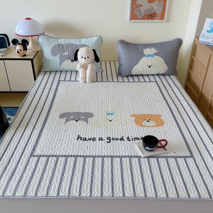 91家纺网 家纺一手货源 找家纺 顾里家纺 2025新款凉感丝数码印花ins大版卡通席三件套 好友狗狗