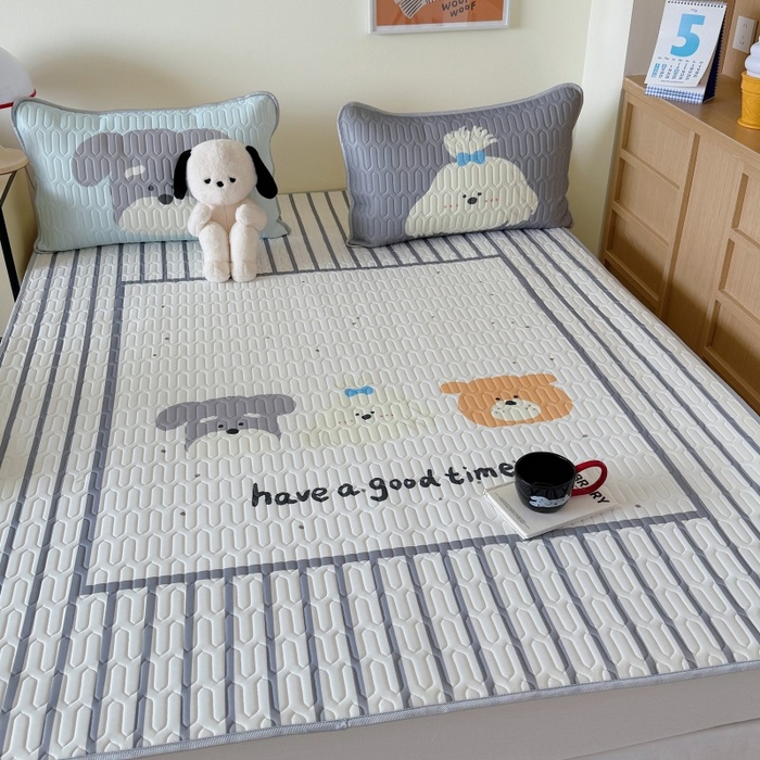 91家纺网 家纺一手货源 找家纺 顾里家纺 2025新款凉感丝数码印花ins大版卡通席三件套 好友狗狗