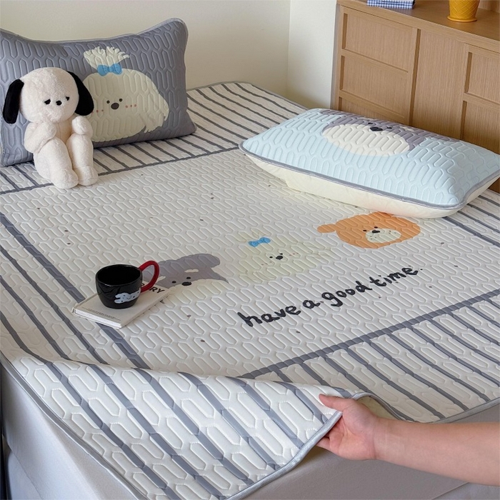 91家纺网 家纺一手货源 找家纺 顾里家纺 2025新款凉感丝数码印花ins大版卡通席三件套 好友狗狗