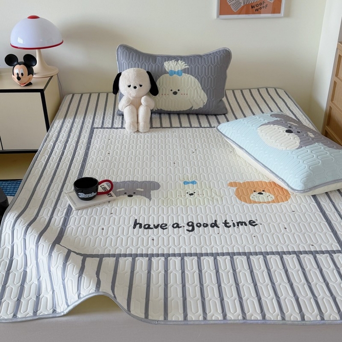 91家纺网 家纺一手货源 找家纺 顾里家纺 2025新款凉感丝数码印花ins大版卡通席三件套 好友狗狗