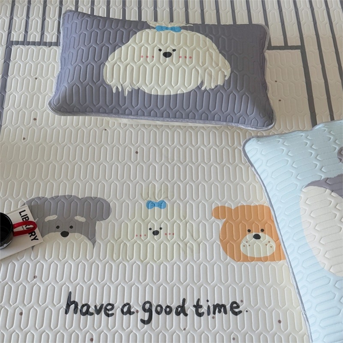 91家纺网 家纺一手货源 找家纺 顾里家纺 2025新款凉感丝数码印花ins大版卡通席三件套 好友狗狗