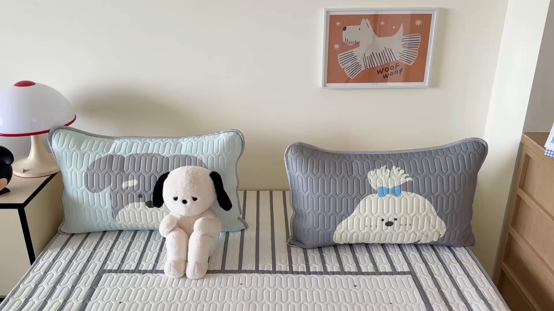 91家纺网 家纺一手货源 找家纺 顾里家纺 2025新款凉感丝数码印花ins大版卡通席三件套 好友狗狗